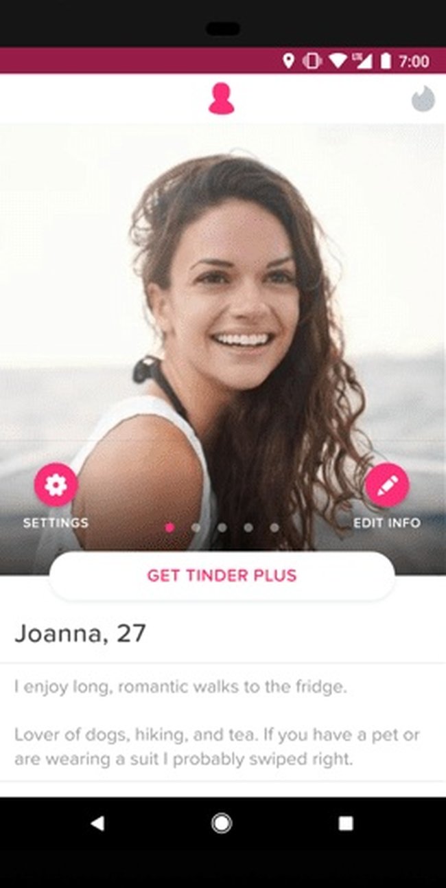 Interface do Tinder mostrando um perfil feminino
