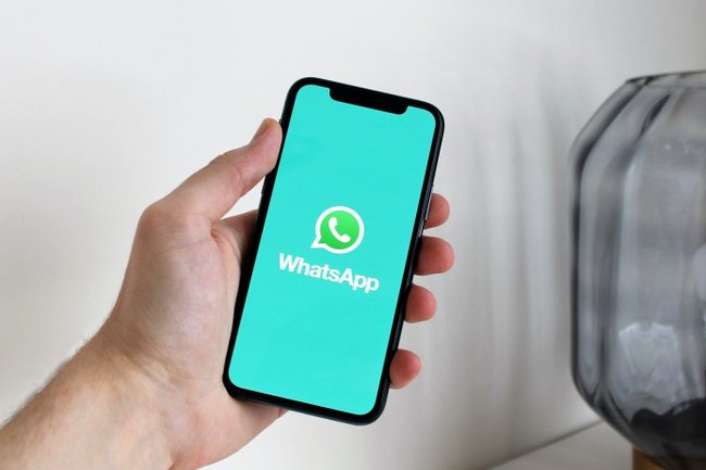 É possível ficar offline no WhatsApp GB.