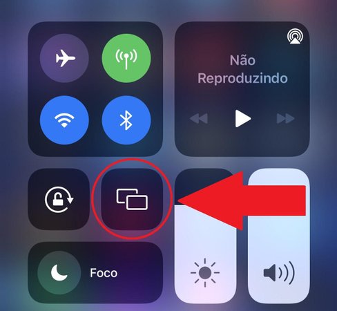 A opção "Espelhar a tela" tem o ícone de duas telas retangulares.