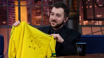 Imagem de: Ator de Todo Mundo Odeia o Chris ganha camiseta do Brasil 'comprada com o Perigo'! Entenda