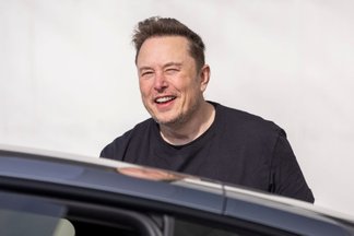 Imagem de: Tesla tenta aprovar pela segunda vez bônus de quase R$ 300 bilhões para Elon Musk