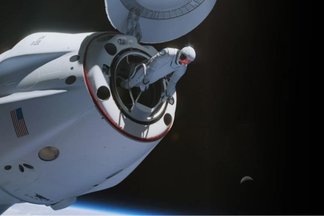 Imagem de: SpaceX apresenta novo traje para a primeira caminhada espacial privada