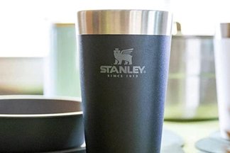 Imagem de: Garrafa e Copo Stanley em oferta na Amazon: descontos de até 27% 