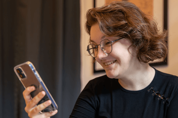 mulher-usando-celular-para-testar-ferramentas-de-IA-com-leitura-de-texto-speaktor